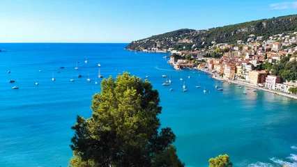 Fototapete Villefranche-sur-Mer, Französische Riviera Blick auf Port Villefranche-Santé mit Booten, Katamaranen, Segelbooten, Schnellbooten und Yachten, die am Pier festgemacht sind, tagsüber bei strahlend blauem Himmel, Villefranche-sur-Mer, Frankreich.