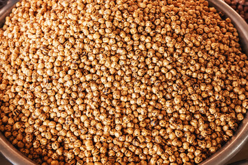 Obraz premium fried chickpeas with salt and spices are a popular snack in the Middle East and Turkey