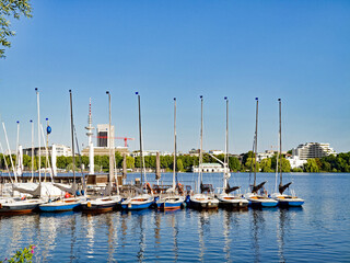 Fototapeta na wymiar Hamburg Alster Blick auf Segelboote am Steg