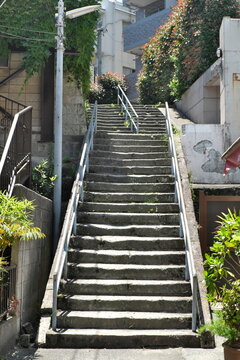 あけぼのばし通り商店街から市ヶ谷台町へつながる石畳の階段