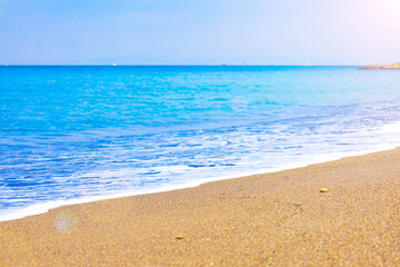 Fototapeta na wymiar 元名海岸・元名海水浴場のビーチに押し寄せる白い波（千葉県鋸南町）