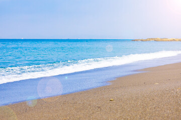 Fototapeta na wymiar 元名海岸・元名海水浴場のビーチに押し寄せる白い波（千葉県鋸南町）