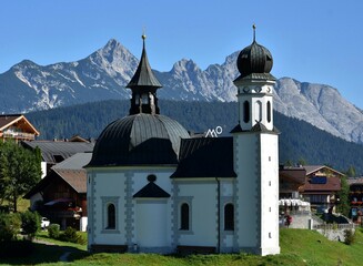 Piękny i malowniczy widok bawarskich gór w oddali w NIemczech - obrazy, fototapety, plakaty