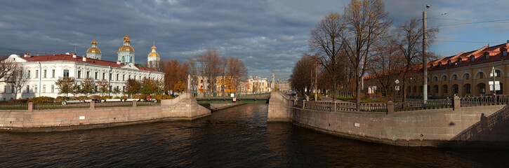Obraz premium Autumn panorama of 'seven bridges' channels crossing (Semimostye), Saint Petersburg Part II