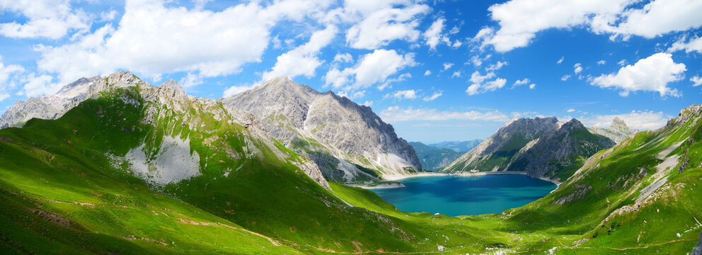 Bludenz, &Ouml;sterreich: Landschaftspanorama mit L&uuml;nersee und Schesaplana in Sicht