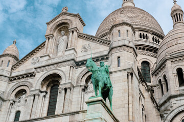 Obraz premium View from below of a part of the Sacré-Coeur Basilica in Paris, France.