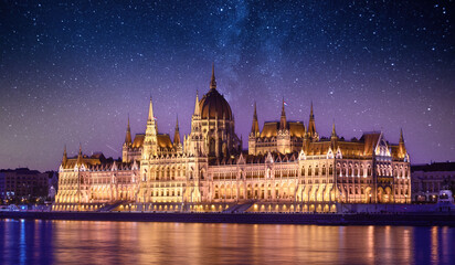 Obraz premium Hungarian Parliament building at night in Budapest, Hungary 
