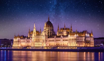 Fototapeten Hungarian Parliament building at night in Budapest, Hungary   © mitzo_bs