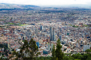 Obraz premium Bogotá, Distrito Capital, Colombia, vista hacia el centro y suroeste de la ciudad desde el cerro de Monserrate. 