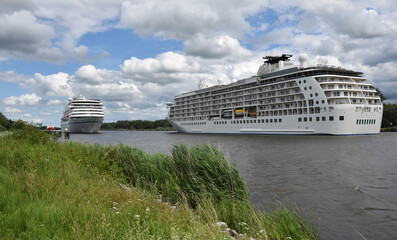 Kreuzfahrtschiffe begegnen sich im Nord-Ostsee-Kanal 