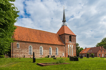 Fototapeta na wymiar Die evangelisch-reformierte Kirche in Rysum; Ostfriesland; Deutschland