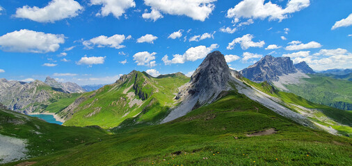 Bludenz, Österreich: Alpines Bergpanorama am Lünersee an der Grenze zur Schweiz