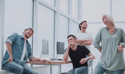 Obraz premium cheerful team of young people in the workplace.