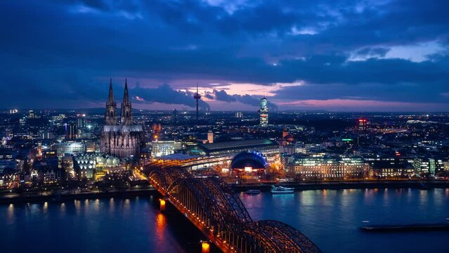 K&ouml;ln abendlicher Zeitraffer 2 - Pan Links