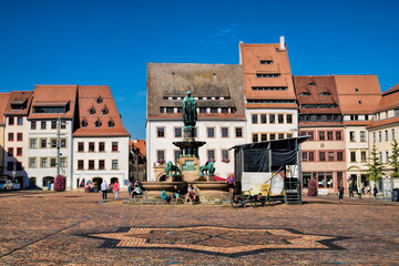 freiberg, deutschland - obermarkt mit brunnendenkmal otto der reiche