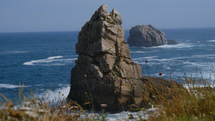 Fototapeta premium Roca en la playa de Valdearenas, Cantabria, España