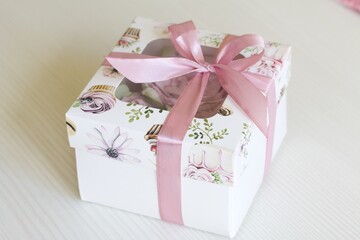 Homemade marshmallows packed in a gift box. Tied with ribbon. Zephyr gift. Close-up.