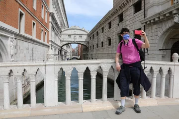 Cercles muraux Pont des Soupirs tourist takes a selfie with the bridge of sighs in Venice, taking advantage of the lack of people due to the lockdown caused by the Coronavirus