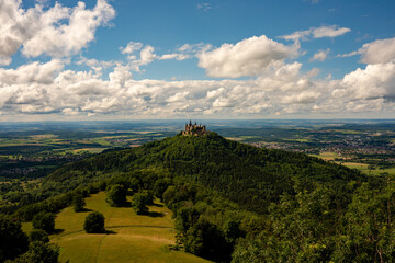 Fototapeta na wymiar Burg Hohenzollern, Hohenzollern, Schloss, Hügel, Landschaft, Baden Württemberg, Bisingen