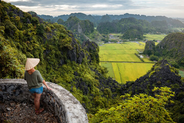 Turista disfrutando vistas de arrozales, en Ninh Binh, Vietnam