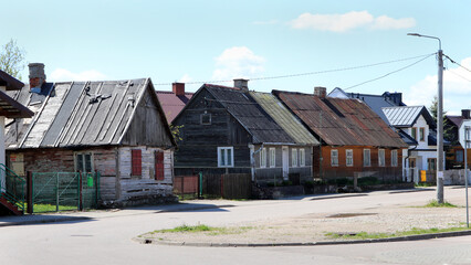 stare drewniane chaty w rosyjskiej wsi dalekiej.  - obrazy, fototapety, plakaty