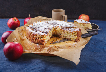 Traditioneller sizilianischer Apfelkuchen Torta di mele cremosa mit Puderzucker serviert als...
