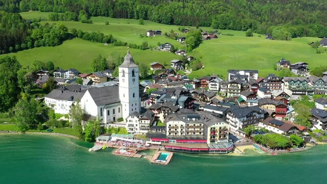 St. Wolfgang am Wolfgangsee im Salzkammergut, &Ouml;sterreich. Luftaufnahme des ber&uuml;hmten Tourismus Ortes im Sommer.