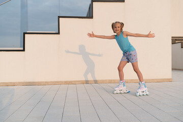 Obraz premium A girl in roller skates rides in the park at sunset.