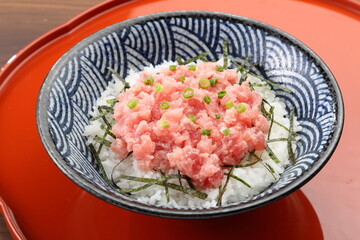 お盆の上のネギトロ丼