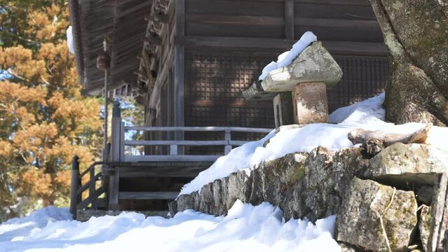 雪が積もった神社　初詣　新年