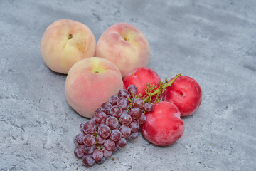 桃とぶどうとプラム