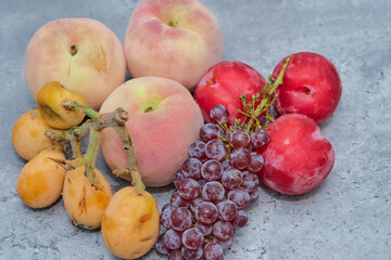 桃とぶどうとプラム