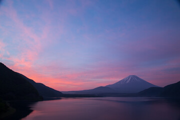 夜明けの富士山