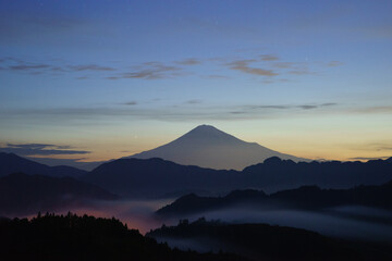 夜明けの富士山と雲海