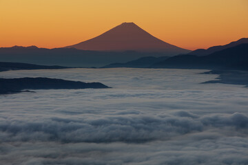 雲霞の日の出と富士山