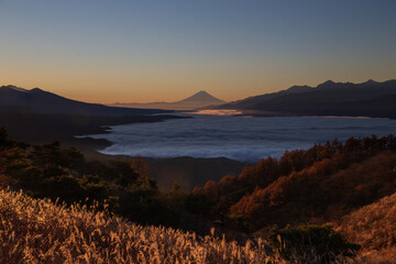 日の出の雲海と富士山