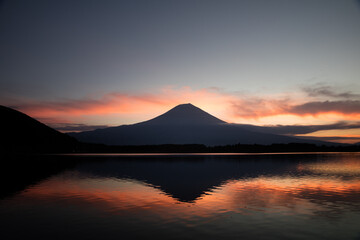 朝焼けの富士山