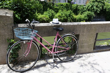 Obraz premium Bicycle stands on the street in a big city