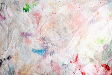 textura de trapo de toalla de papel desechable con manchas de pintura acr&iacute;lica despu&eacute;s de un d&iacute;a de trabajo