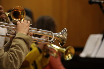 Obraz premium Musician playing the trumpet in a brass jazz orchestra musical instrument close up