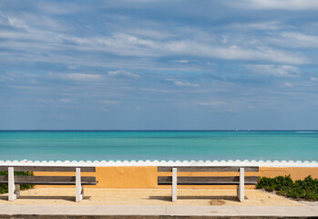 Fototapeta premium empty wood bench with view on sky and ocean