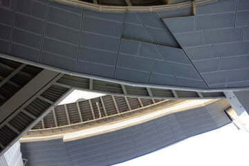 高速道路のジャンクションを下から見上げた景色