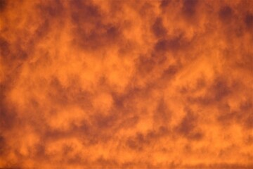 オレンジ色に染まる夕暮れの空と雲