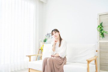 リビングで考える女性