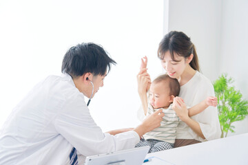Fototapeta premium 赤ちゃんを診察する医者