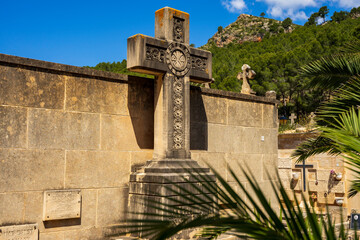 Stary kamienny krzyż na cmentarzu. 