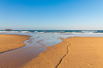 Obraz premium céu azul e o rio encontrando o mar na Praia do Santinho Santa Catarina, Brasil, florianopolis