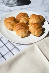 クロワッサンのクローズアップ　朝食のイメージ　ホームメイドのイメージ