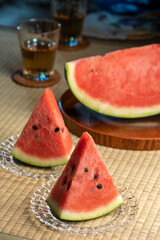 夏の夜に和室の縁側でスイカと麦茶で夕涼み