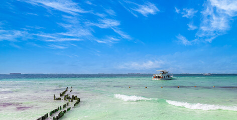 Obraz premium Mexico, Cancun, Isla Mujeres, Playa Norte sand beach with palm trees waiting for tourists.